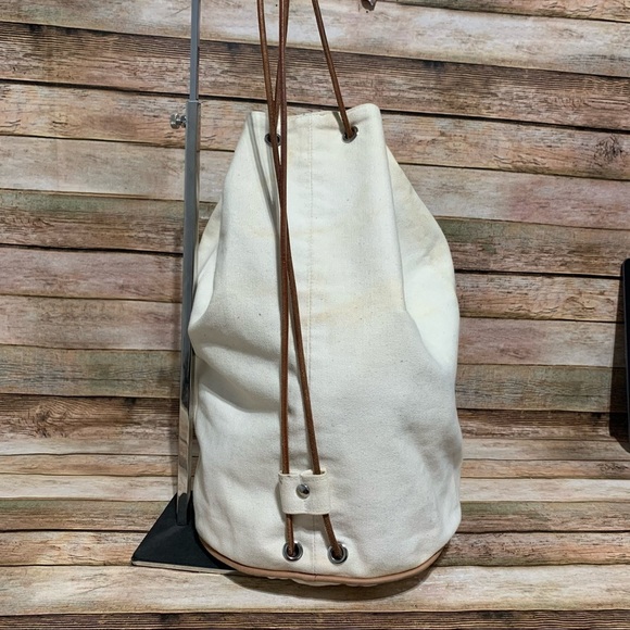 Hermès
Bucket Drawstring Off White Canvas Shoulder Bag - Picture 2 of 10